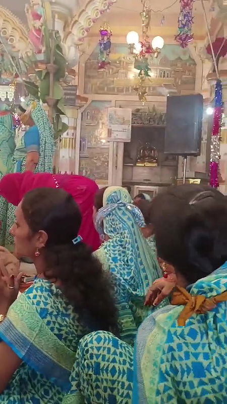 panchanihka mahostav ka dusara din ⧸kesi lag ri hu？⧸chalo shantisnatr poojan me le chalti h.