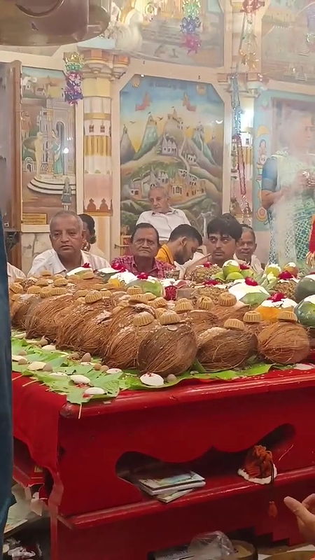 panchanihka mahostav ka dusara din ⧸kesi lag ri hu？⧸chalo shantisnatr poojan me le chalti h.