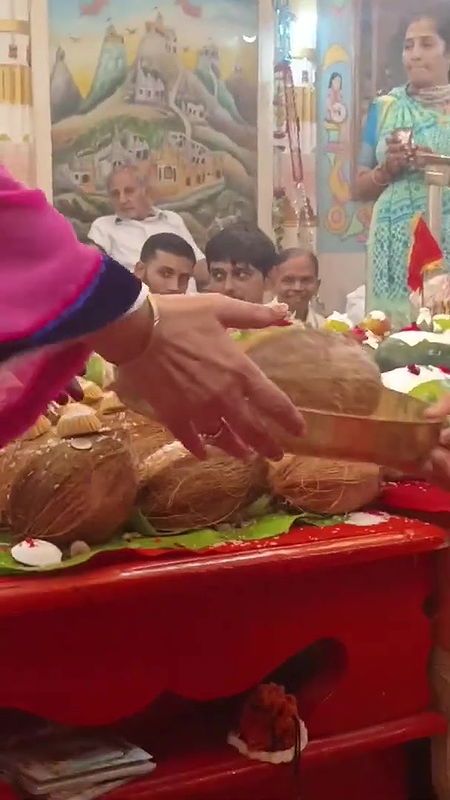 panchanihka mahostav ka dusara din ⧸kesi lag ri hu？⧸chalo shantisnatr poojan me le chalti h.