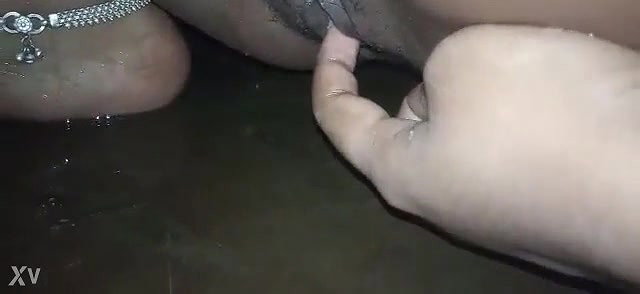 Desi sexy village bhabi pee