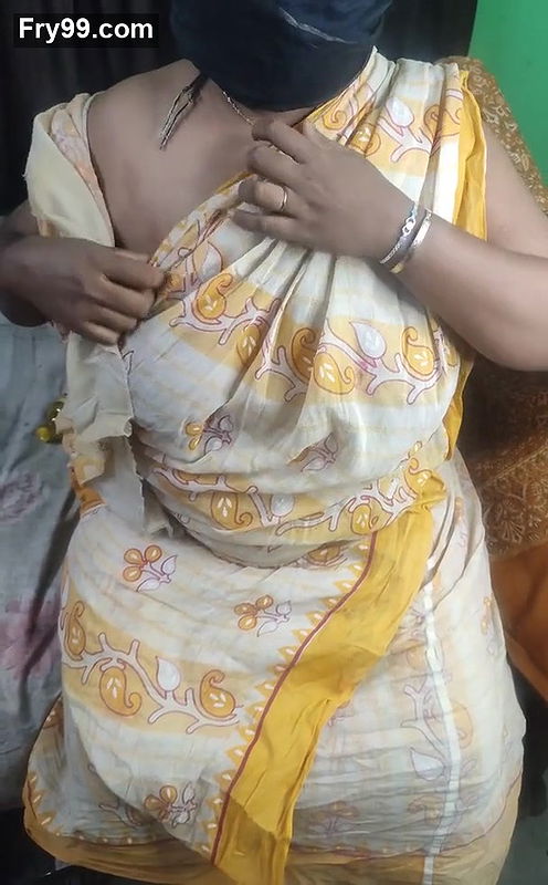 Desi bhabi fingering her hairy pussy in sharee.