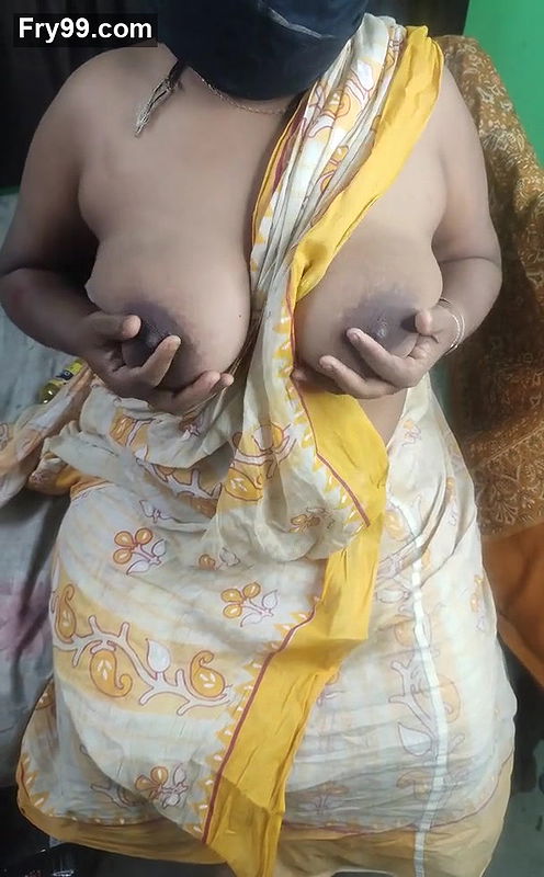 Desi bhabi fingering her hairy pussy in sharee.