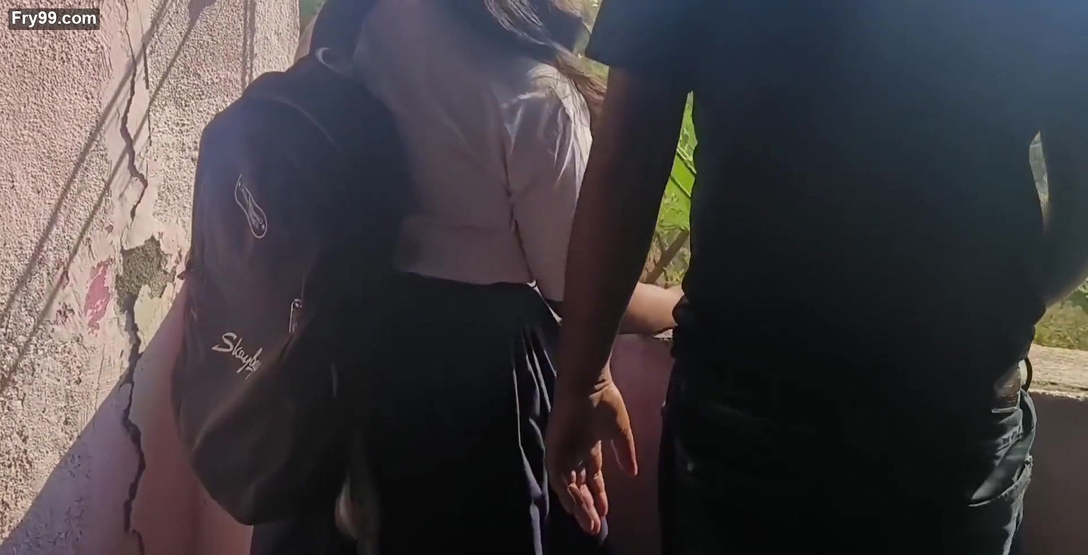 Gav se padane ahi hu hi ladaki ko sir ne ache se choda.