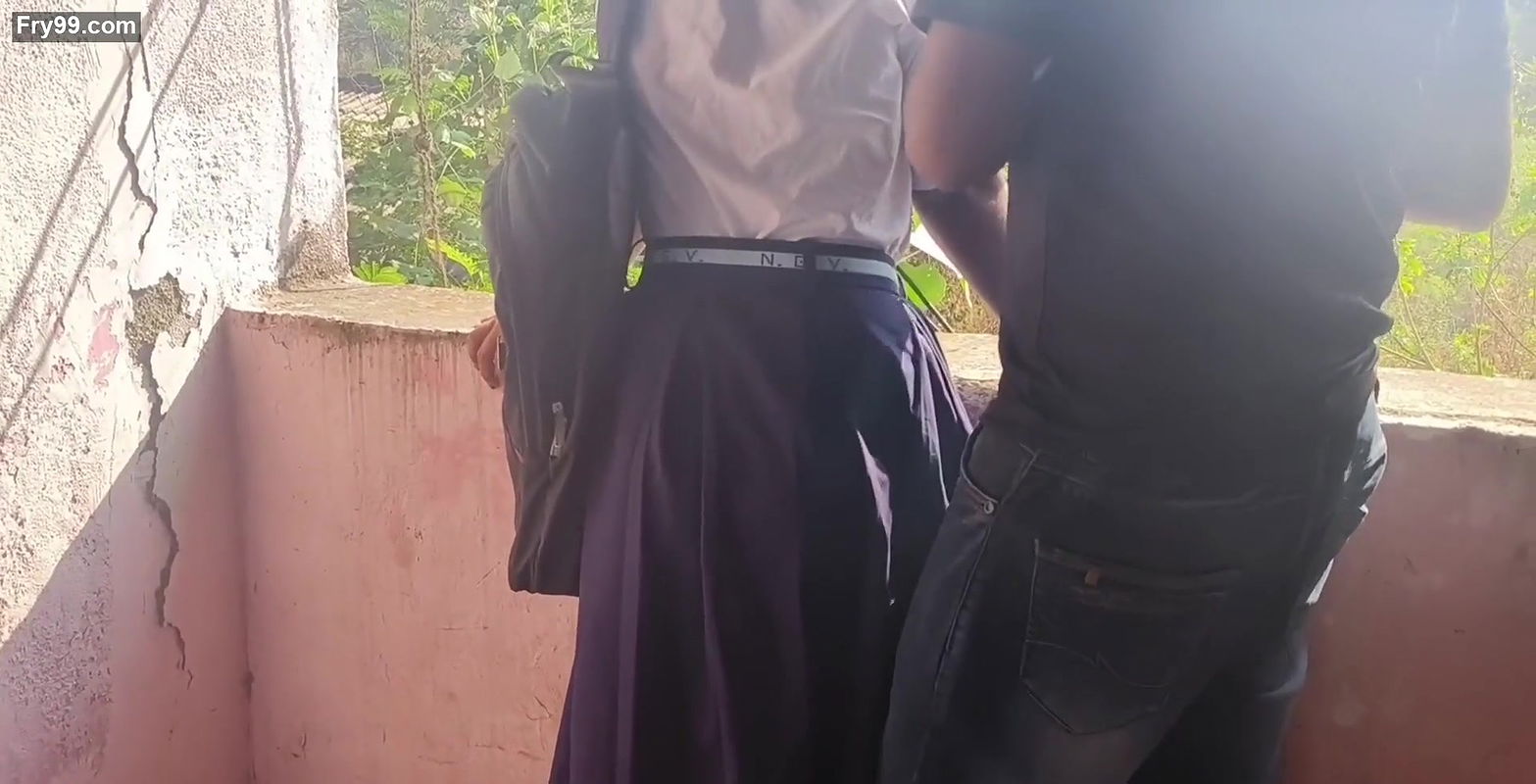 Gav se padane ahi hu hi ladaki ko sir ne ache se choda.