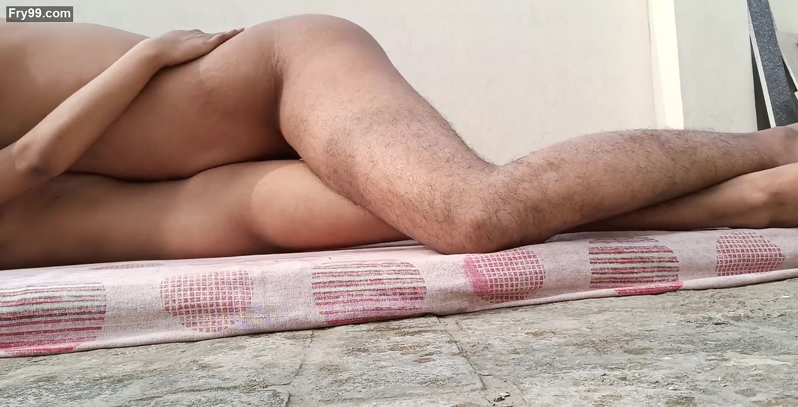 Hot Indian Desi village girlfriend ko chat pe le jaakar choda dogy style me.