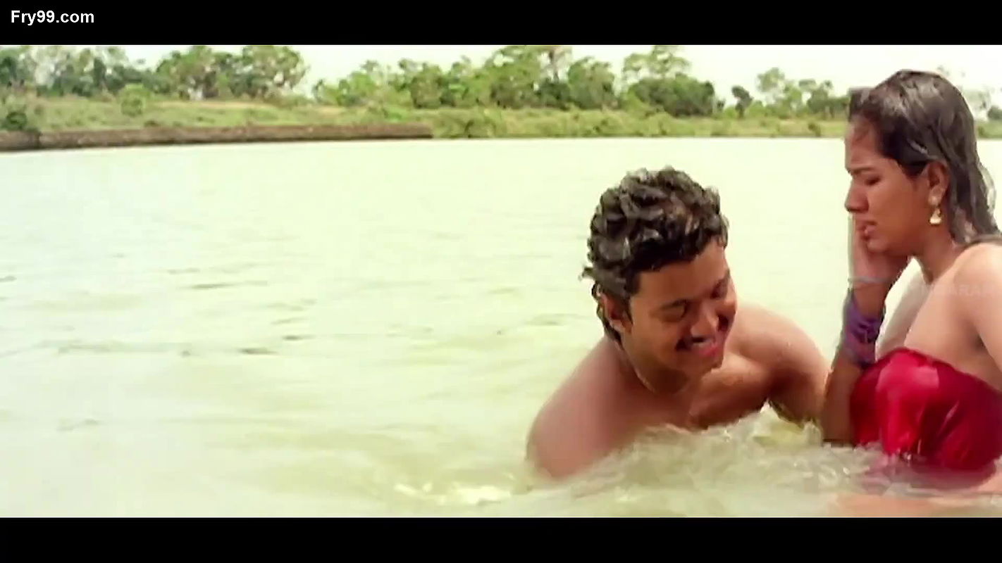 Big Boob Beautiful Girl and nipple show in wet dress – Swathi scenes compilation