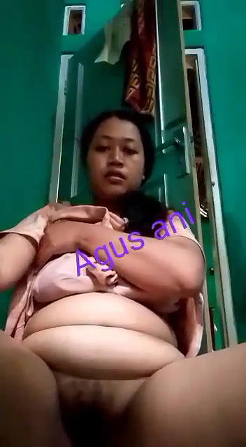 Horny Bhabi Showing.