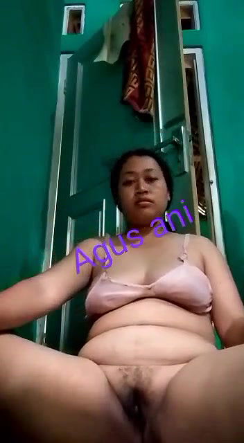 Horny Bhabi Showing.