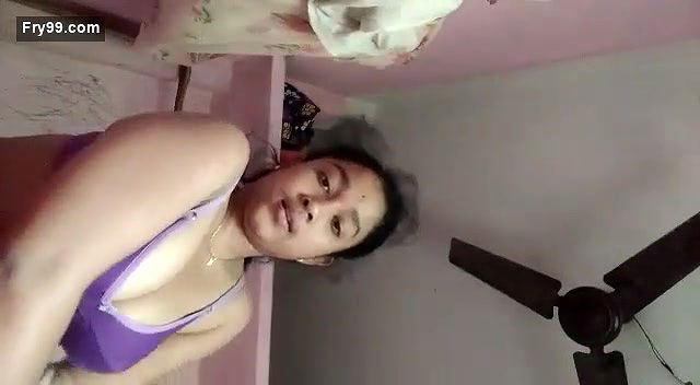 Hot Look Desi Girl Showing her boobs and Pussy