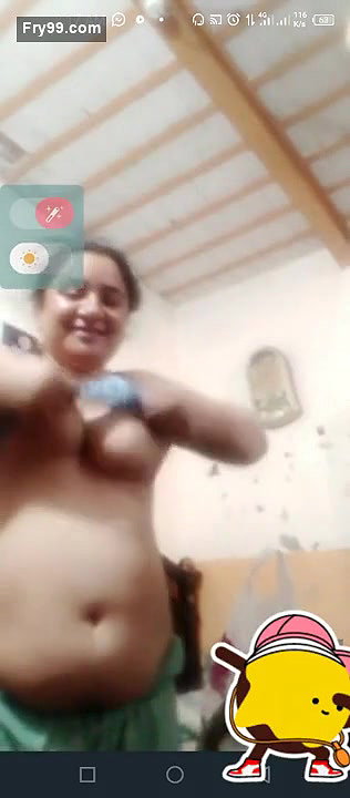 Paki Bhabhi Showing Her Boobs on VC
