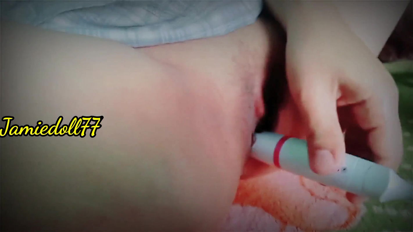 Akeli hi khel rahi apni chut se jemie.