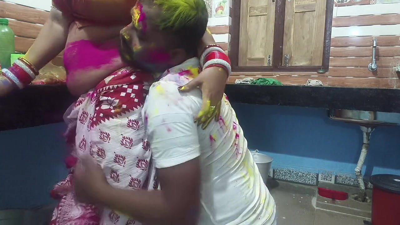 Beautiful Bengali Bhabhi Enjoy Holi Special with Her Neighbours Applied Lot of Colors in Hindi