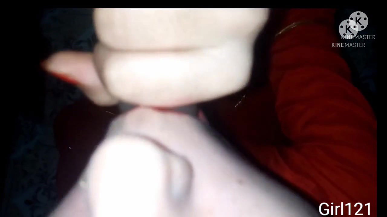 Desi chachi ko kam krte vaqat choda or land chusvaya.