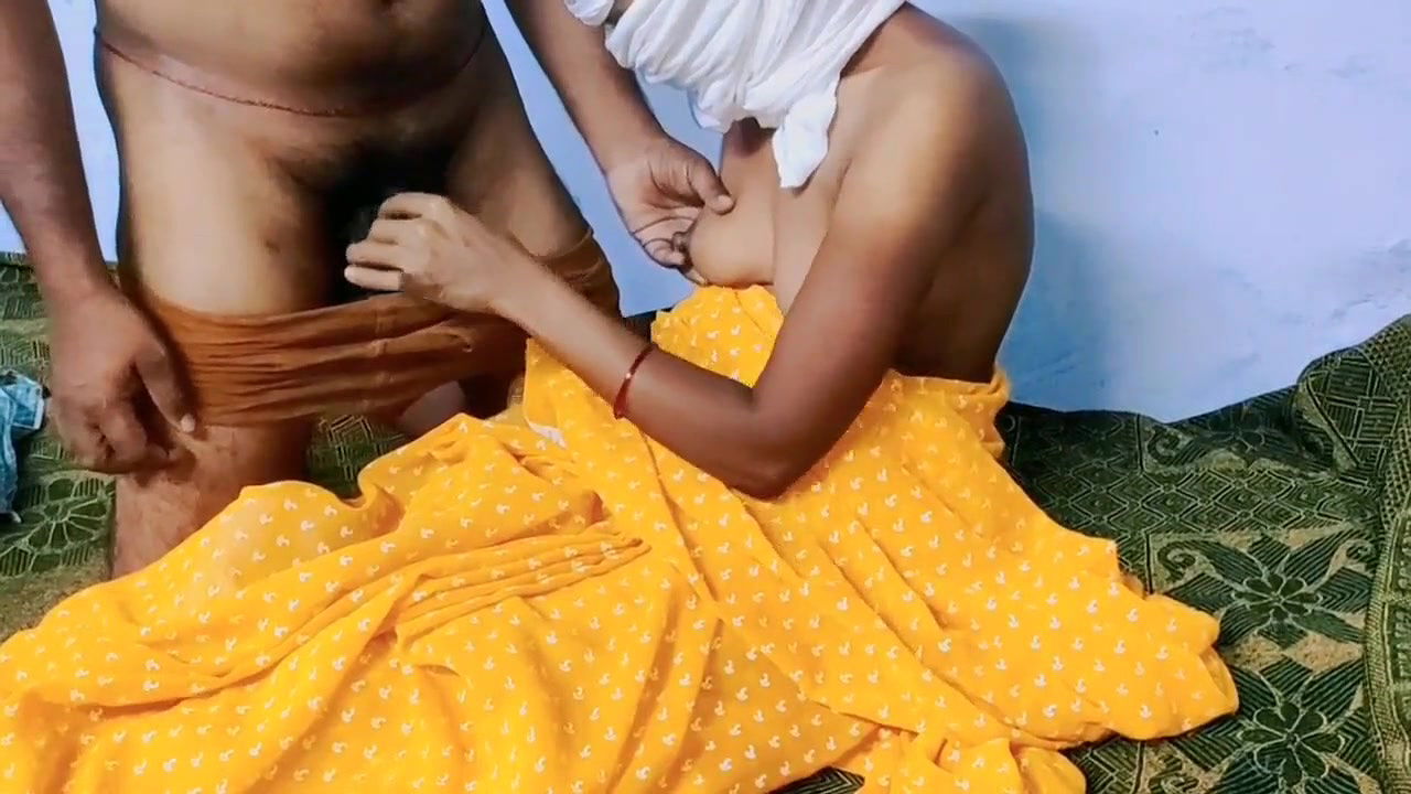 Desi Indian village couple have sex at midnight in yellow sari.
