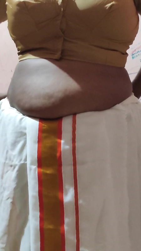 Desi mallu girl in sari hot blowjob.