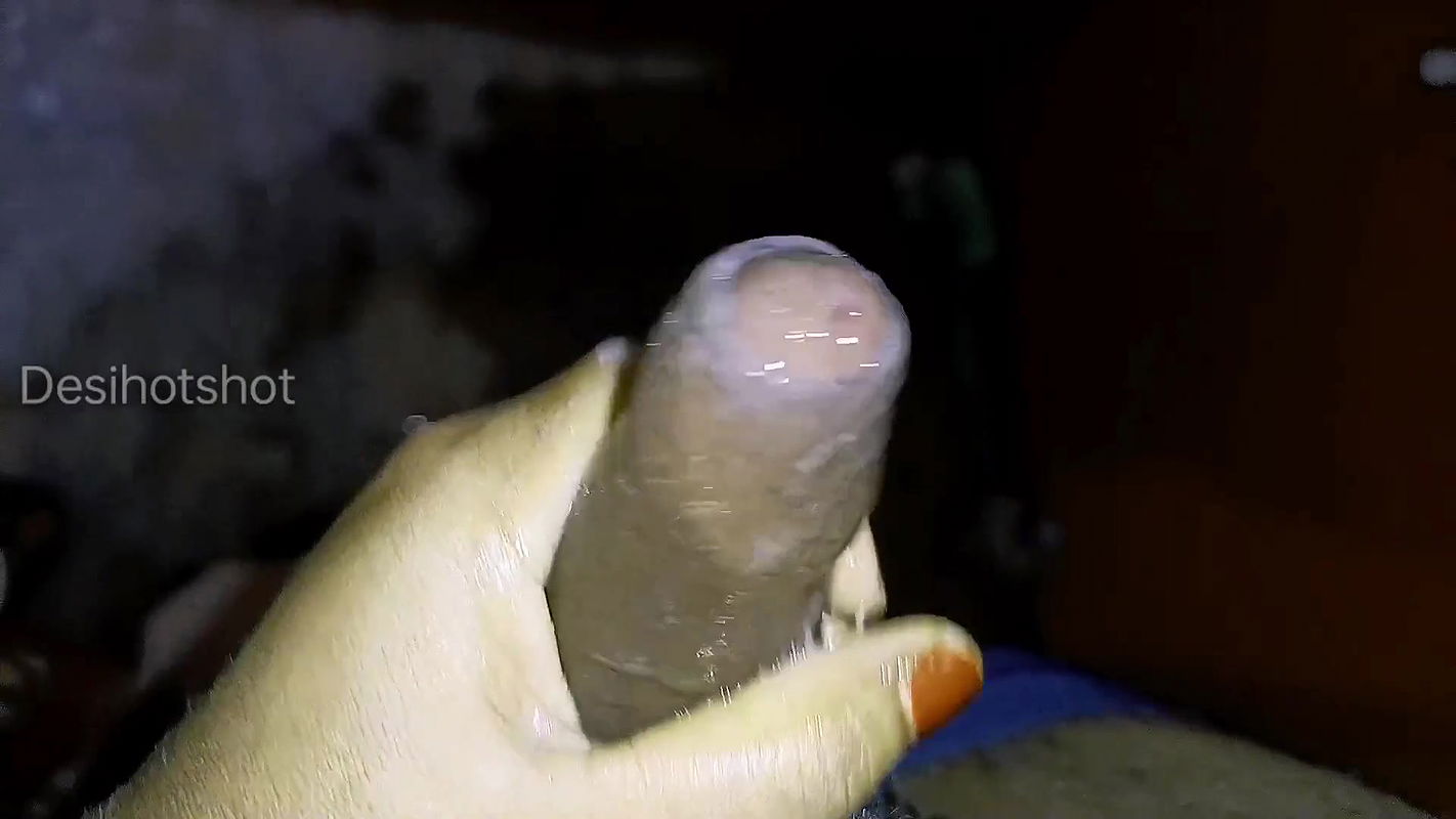 Desi neighbour bhabhi ne aaj meri bathroom me muthiya mar kr mera mal nikal di.