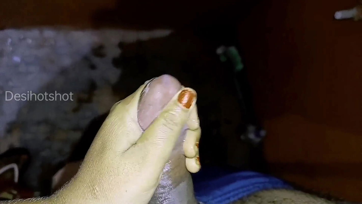 Desi neighbour bhabhi ne aaj meri bathroom me muthiya mar kr mera mal nikal di.