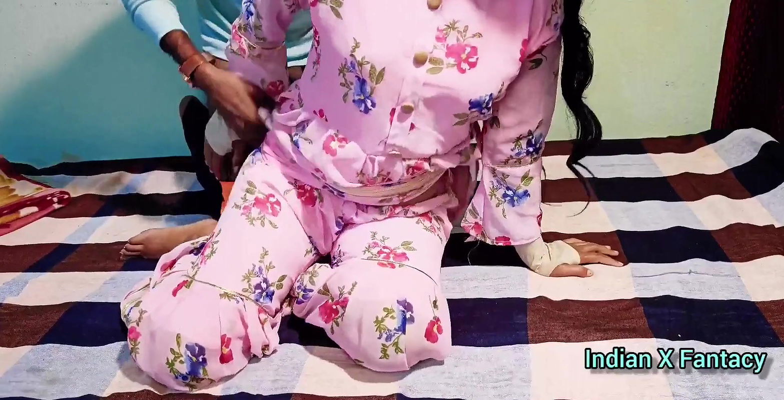 Girlfriend ko kamre me la kar khub thoka doggy bana kar.