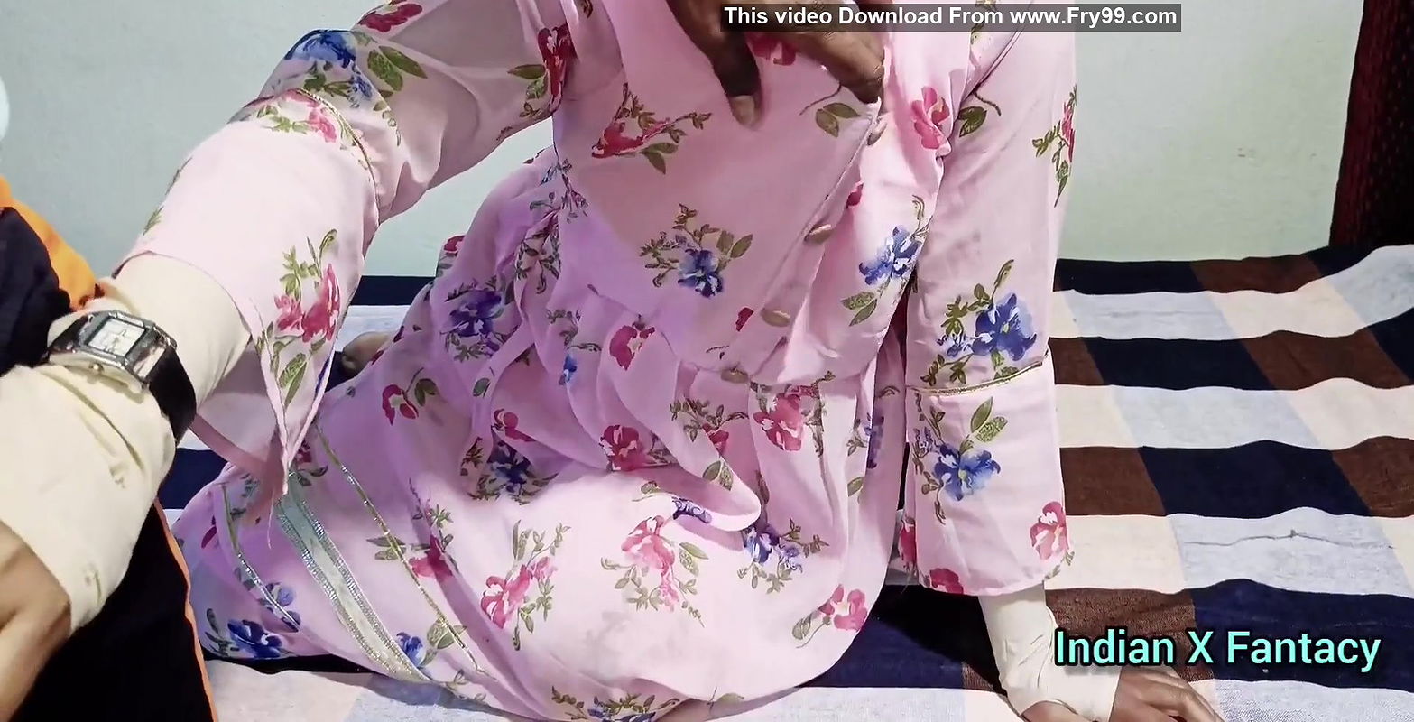 Girlfriend ko kamre me la kar khub thoka doggy bana kar.