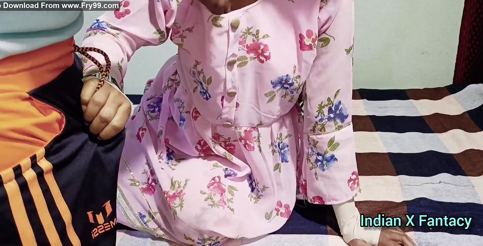 Girlfriend ko kamre me la kar khub thoka doggy bana kar.