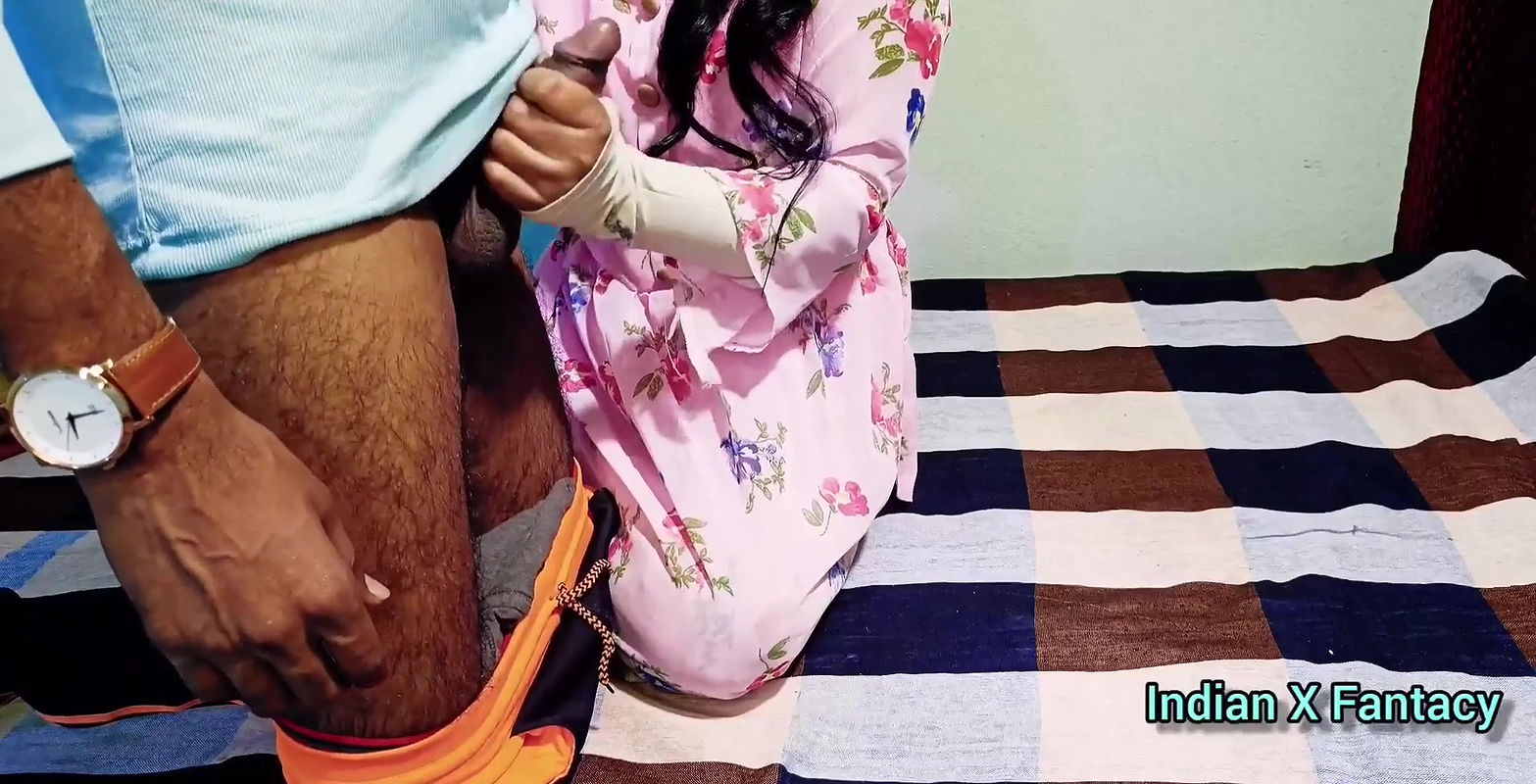 Girlfriend ko kamre me la kar khub thoka doggy bana kar.