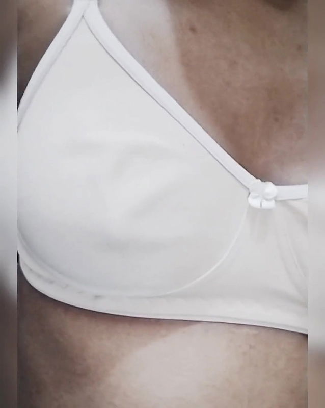 Hiding in her house, she showed her boobs to her boyfriend in a video call.