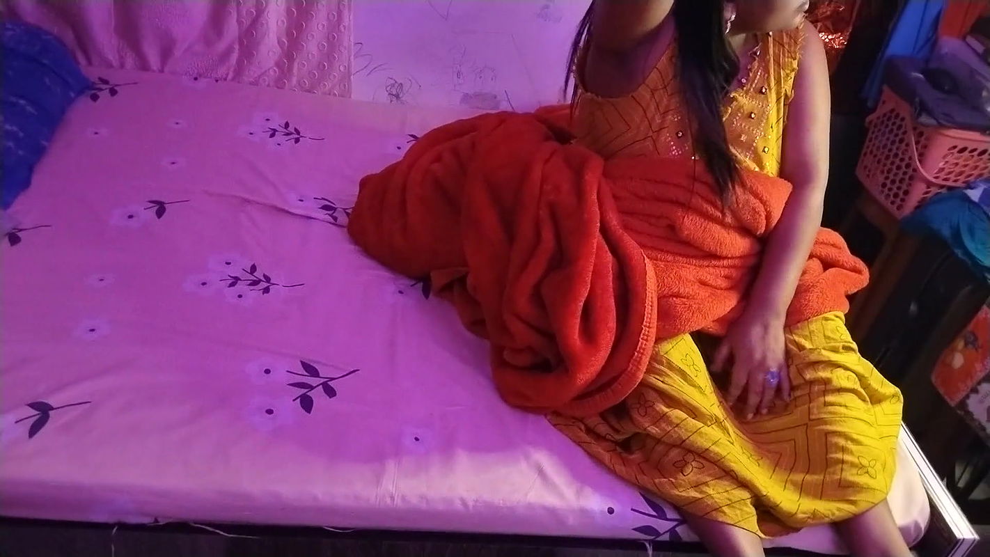 Horney sexy desi bhabhi try to cam show and she show here nipples.