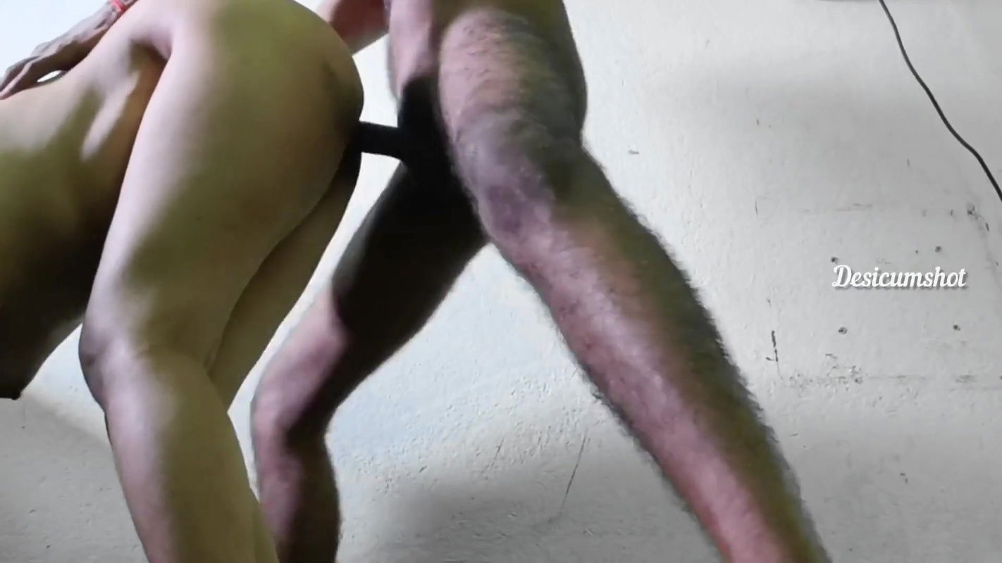 Hot desi randi bhabhi ne apne husband ko cheat kar ke driver ke sath doggy style me apni gand marwali.