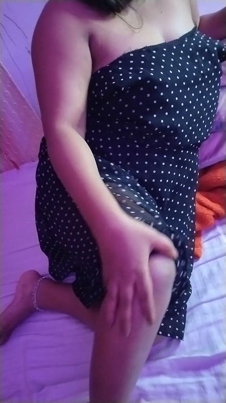 Hot sexy lady show here body with cloth.