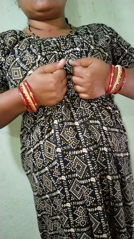 Indian aunty handjob in single room.