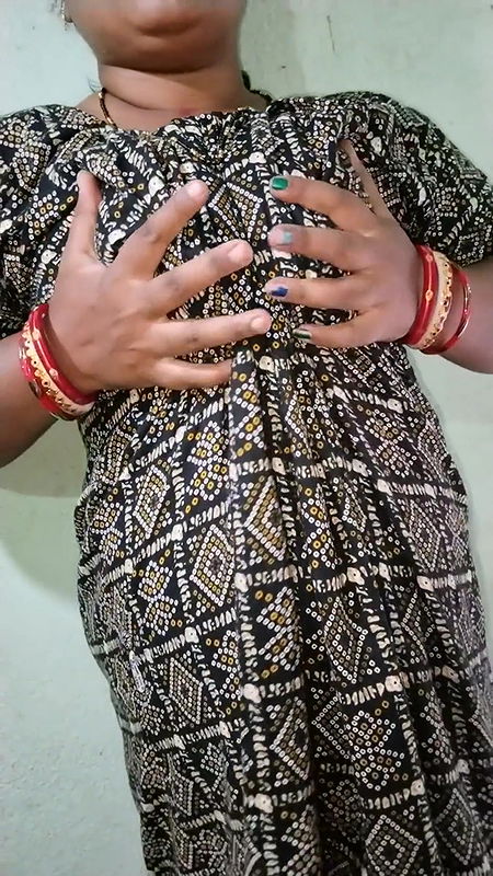 Indian aunty handjob in single room.