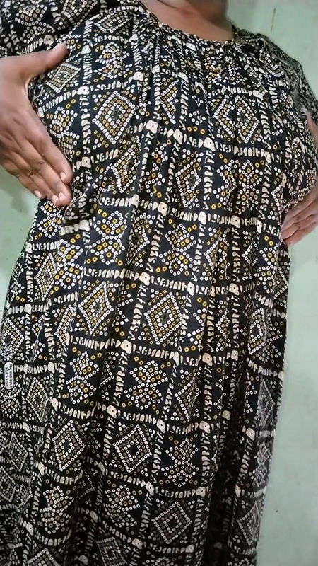 Indian aunty handjob in single room.