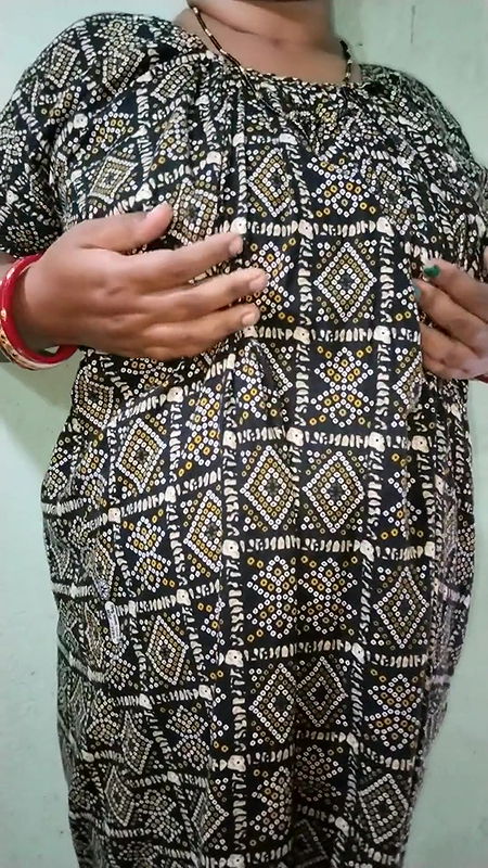 Indian aunty handjob in single room.