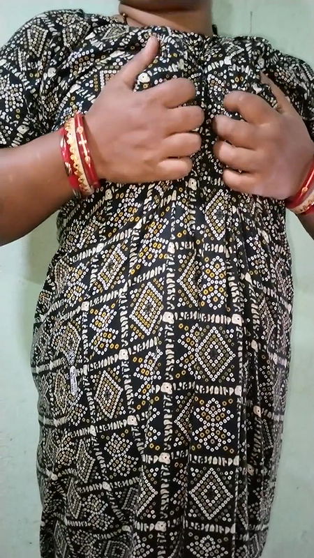 Indian aunty handjob in single room.