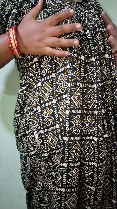 Indian aunty handjob in single room.