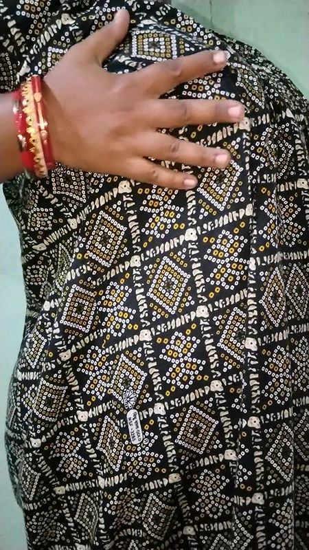 Indian aunty handjob in single room.