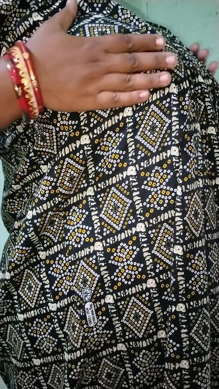 Indian aunty handjob in single room.