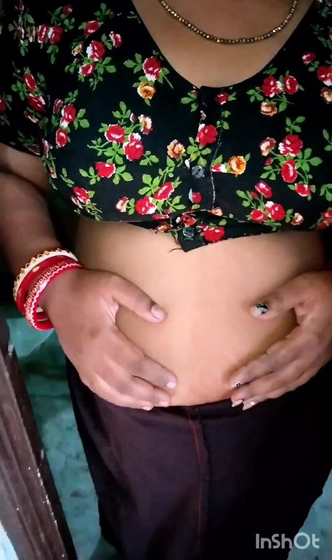 ndian aunty Payal changing her saree.