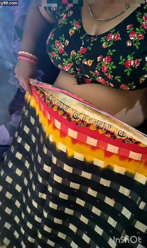 ndian aunty Payal changing her saree.