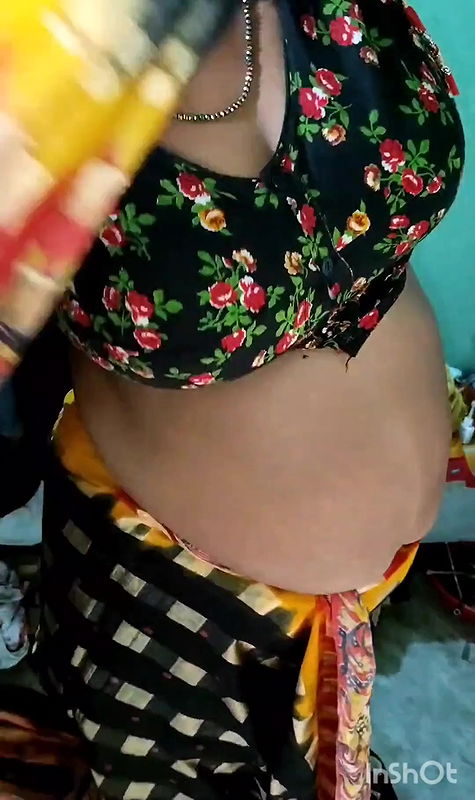 ndian aunty Payal changing her saree.