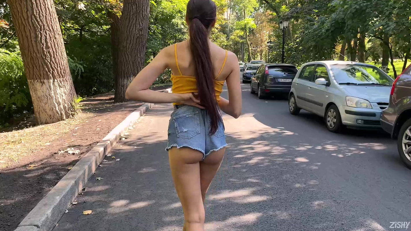 Drilling PAWG beauty in a public bathroom_9314e705