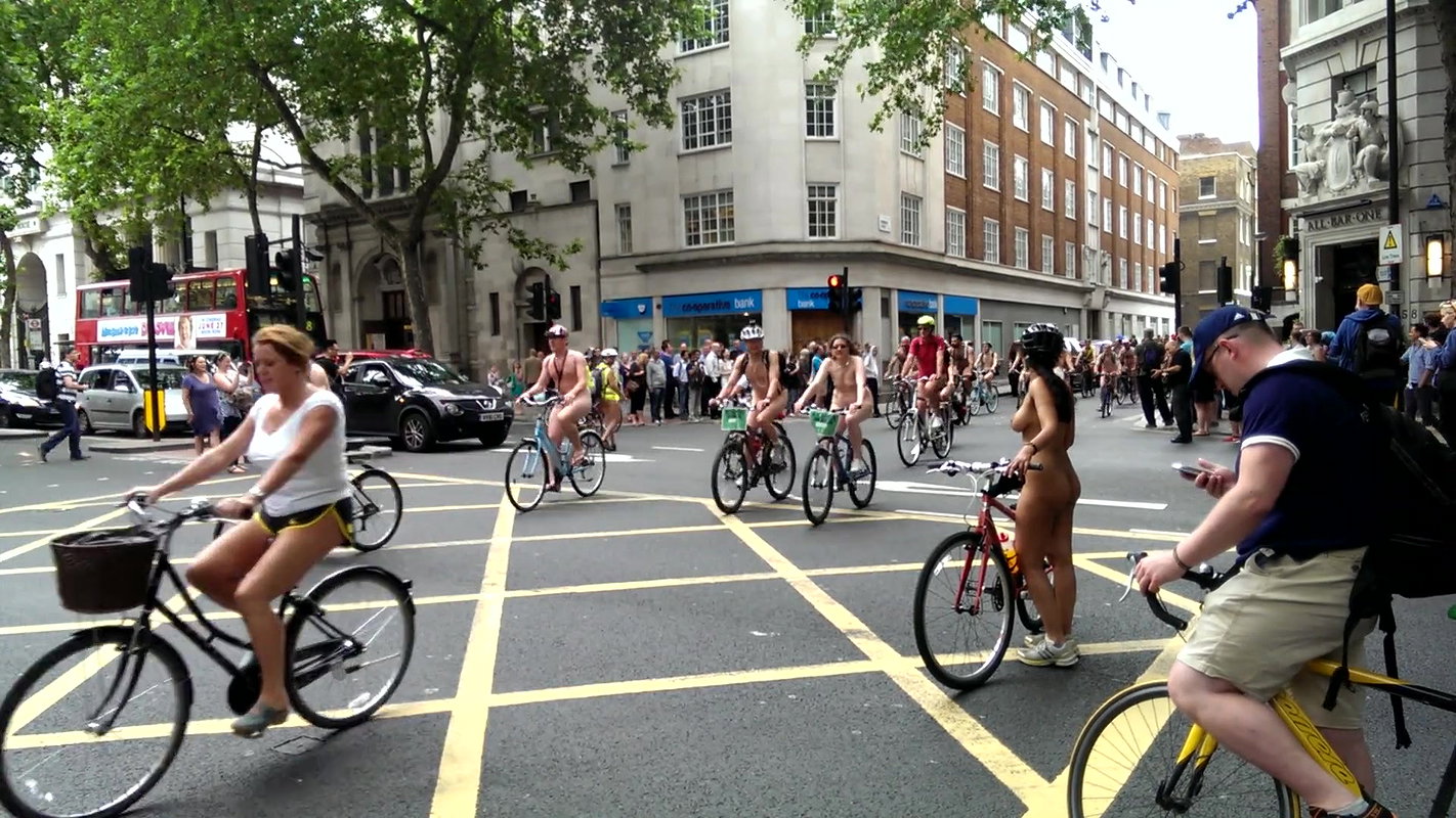 Ass cum threesome Debbie ravaged in public toilet_06d0c040