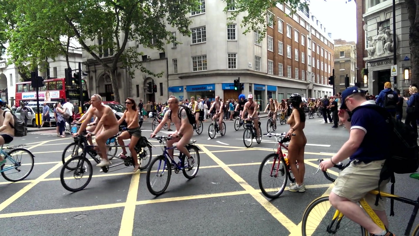 Ass cum threesome Debbie ravaged in public toilet_06d0c040