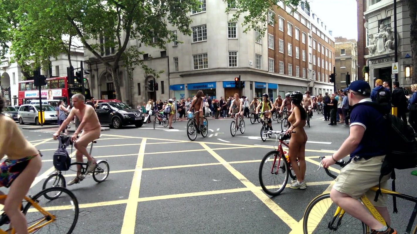 Ass cum threesome Debbie ravaged in public toilet_06d0c040