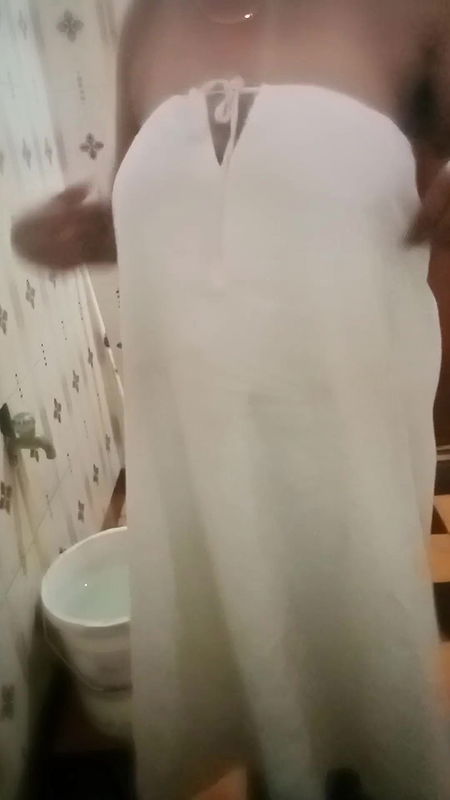 Indian mallu house wife in Bathroom hot video.