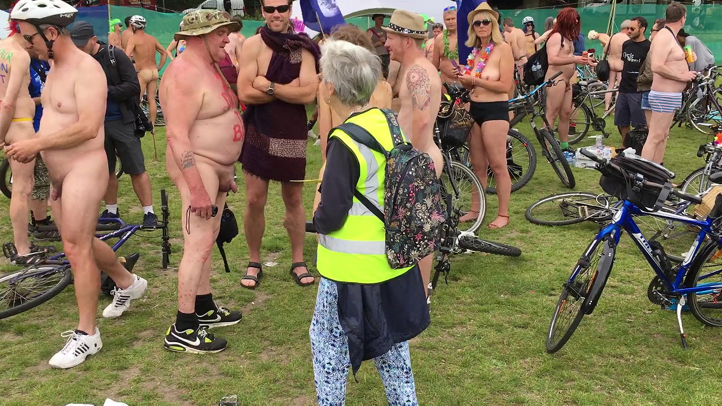 A girl is joining dogging public sex orgy with strangers in the middle of action_4bea6c7c