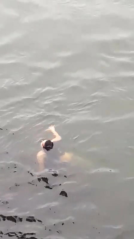 A little public flash for you_87e74054