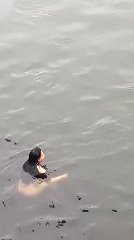 A little public flash for you_87e74054