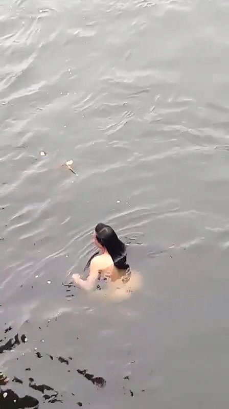 A little public flash for you_87e74054