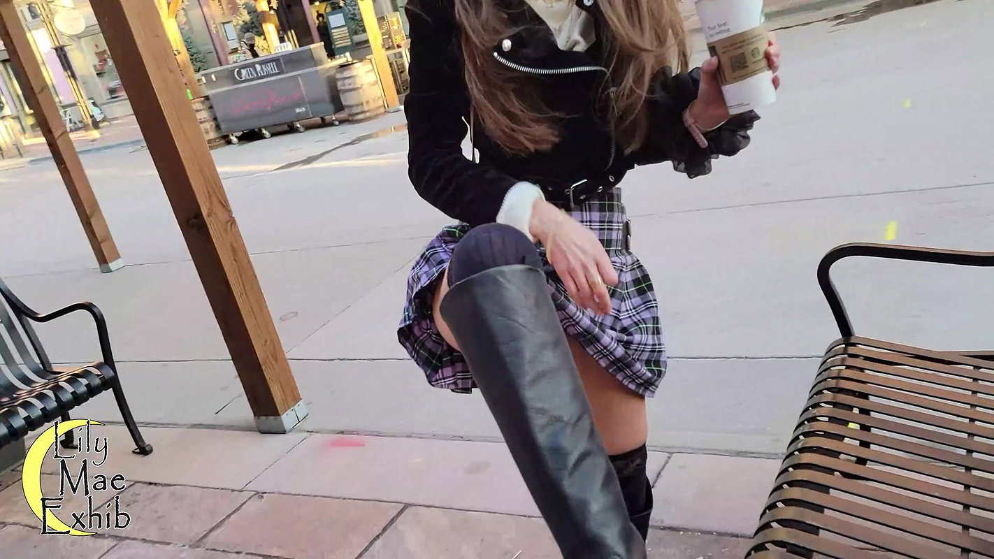Amateur outdoor peeing in public park_2636c398